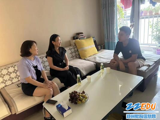 高三班主任段晶、杨锦锦到杨笑天家家访