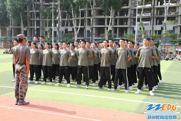 班级同学进行军训会操成果展示 班级同学进行军训会操成果展示
