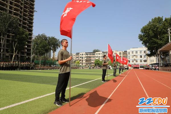 各班同学依次入场,进行军训会操展示 各班同学依次入场,进行军训会操展示