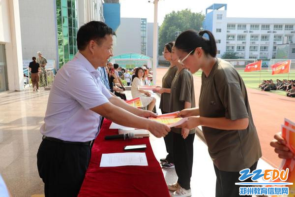 郑州市第三十一高级中学党总支书记张新慧等领导向军训活动中获奖的先进个人、集体颁奖 郑州市第三十一高级中学党总支书记张新慧等领导向军训活动中获奖的先进个人、集体颁奖