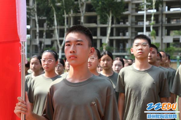 同学们精神抖擞参加军训闭营仪式1 同学们精神抖擞参加军训闭营仪式1
