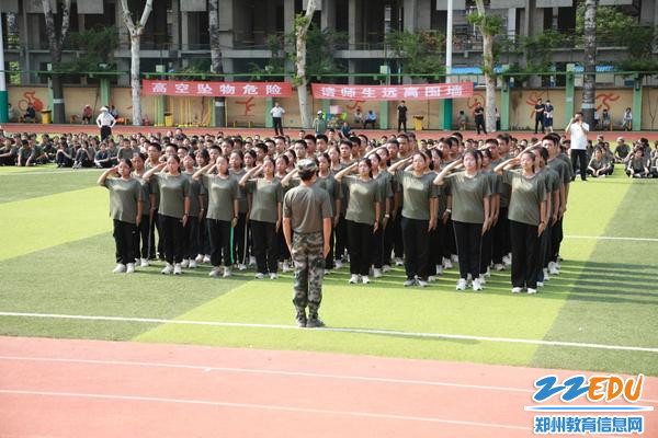 班级同学进行军训会操成果展示2 班级同学进行军训会操成果展示2