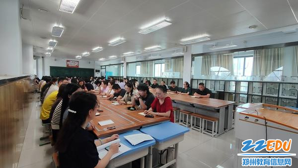 3与会教职工认真听会 3与会教职工认真听会