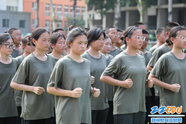 同学们进行军训会操成果展示2 同学们进行军训会操成果展示2