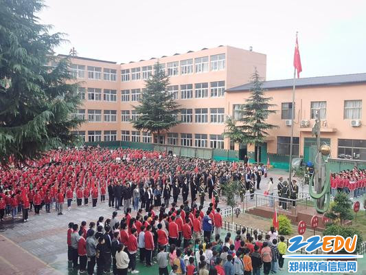 9月28日鲁庄镇党委、政府机关人员和鲁庄镇中心小学师生参加升国旗仪式6