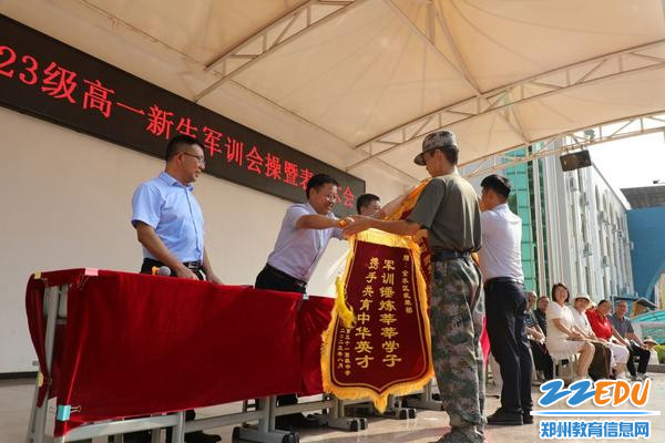 向金水区武装部和提供餐饮服务的公司赠送锦旗 向金水区武装部和提供餐饮服务的公司赠送锦旗