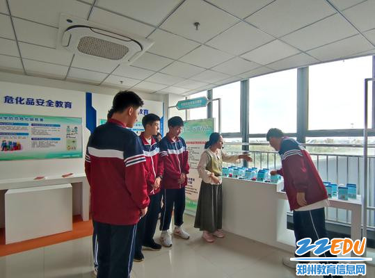 董盼盼老师为学生讲解毒品知识
