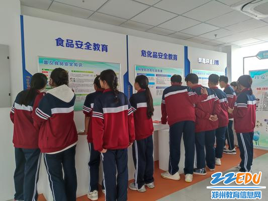 热情洋溢的同学们学习安全知识