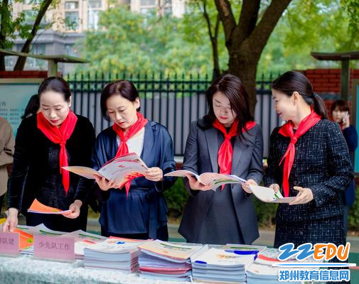 1与会嘉宾查阅少先队工作记录