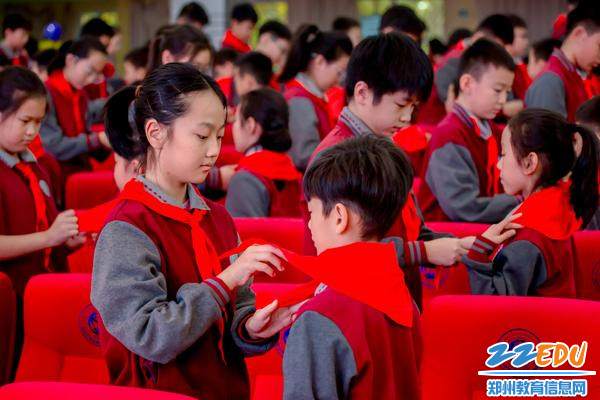 6老队员为新队员佩戴红领巾