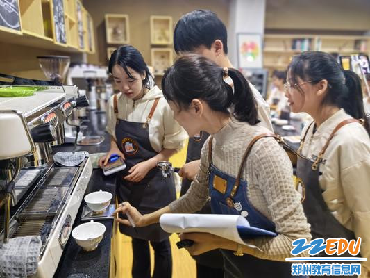 5李亚萍老师讲授咖啡