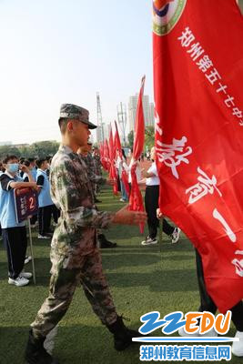 班主任与教官交接营旗