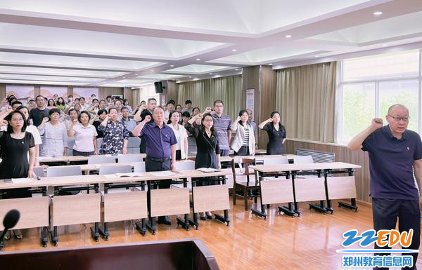 党总支书记王钧领誓“人民教师誓词”