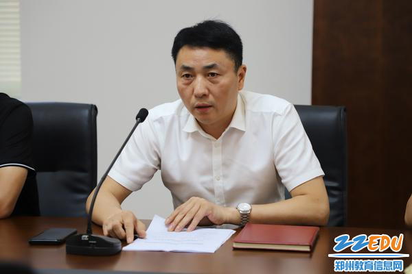 图片2：红梅街校区安保处袁永超主任部署安全工作