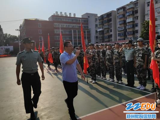 党委书记付强检阅军训队伍