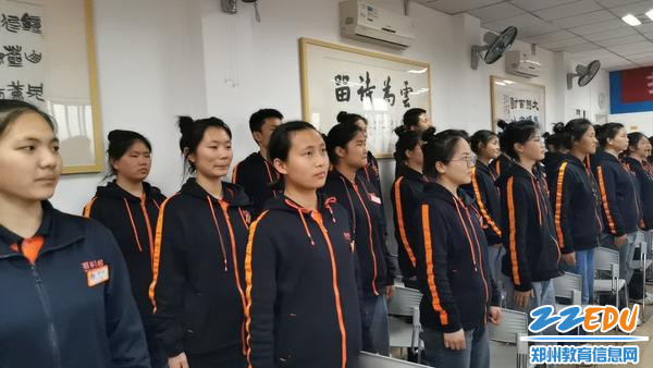 百年职校学生给八中孩子朗诵诗歌《这也是一切》