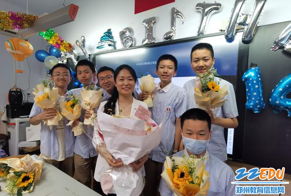 3.李春梅老师和往届学生在一起