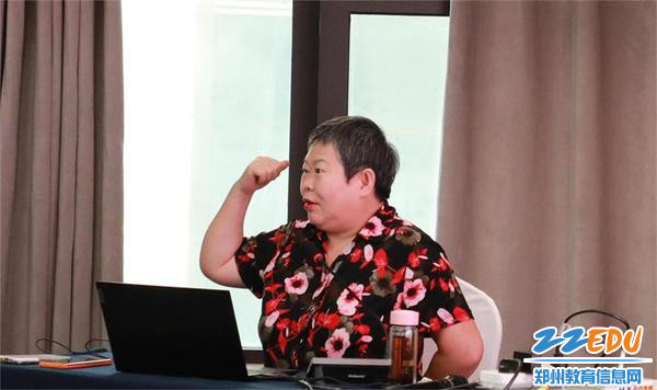 5.王小英教授激情洋溢地为老师们做分享