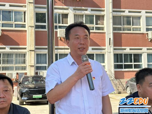 5.校纪委书记杨海燕对同学们的训练成果表示肯定
