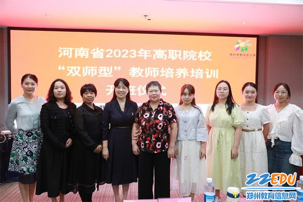 10.王小英教授和老师们合影留念