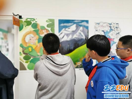 学生观赏职校学生的画作