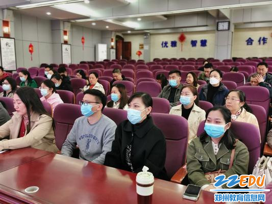 班主任认真听讲