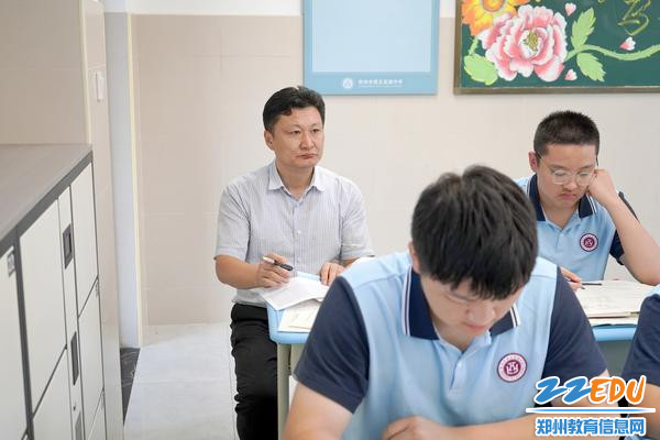 校长张天佑听课