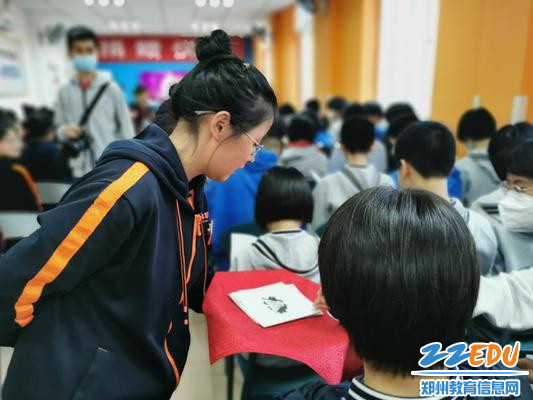 给每个八中学子赠送职校学生亲手制作的卡片