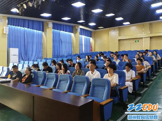 3全体班主任认真学习会议精神