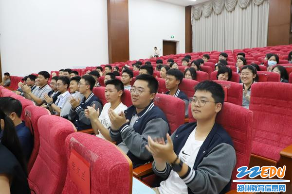 图片1：同学们兴趣高涨，台下掌声连连