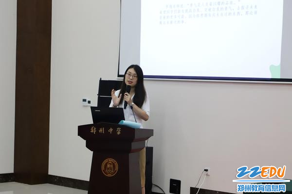 图片2：国际部学生发展与管理中心主任张文兰作选课介绍
