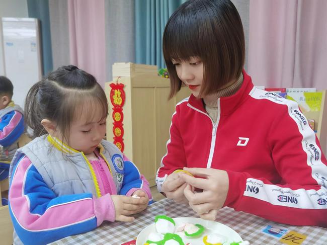 陶梦迪老师与幼儿一起进行手工活动