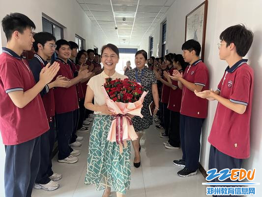学生代表列队欢送，表达依依不舍之情