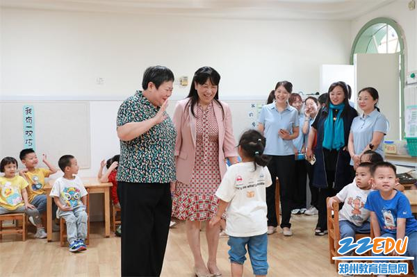 8.王小英教授与孩子们亲切互动