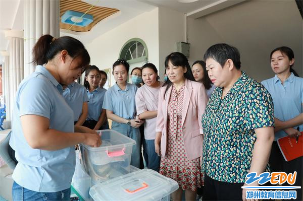 7.王小英教授指导幼儿园科学区角材料投放