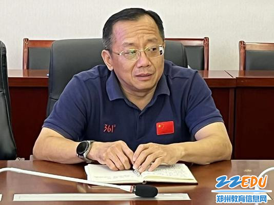 校长魏勇对李文几十年如一日的无私奉献给予了充分的肯定