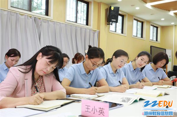 3.陈园长认真聆听王教授意见并及时记录