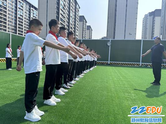 老师示范分解动作
