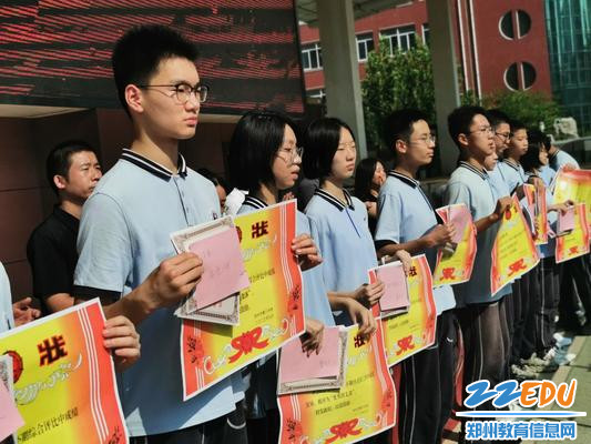 4.获奖学生上台领奖