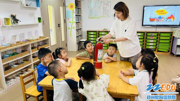1-3孩子们观察灭火器
