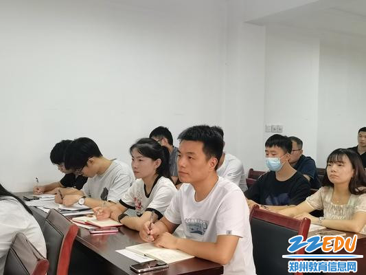 参训老师认真聆听