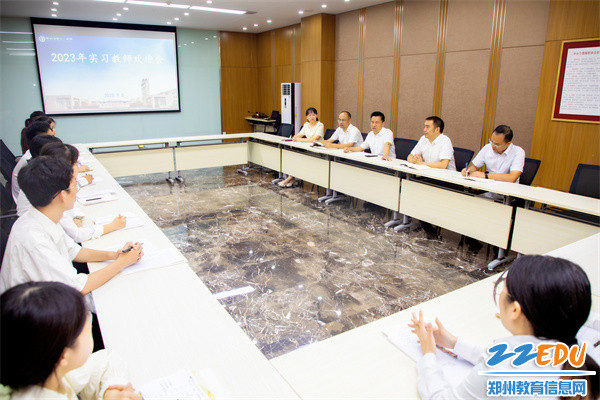 1郑州11中举行北京师范大学与东北师范大学实习教师欢迎会