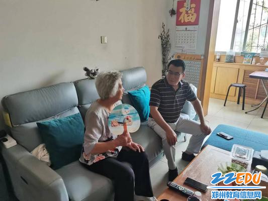 1.郑州八中校长郅广武看望退休教师胡桂香