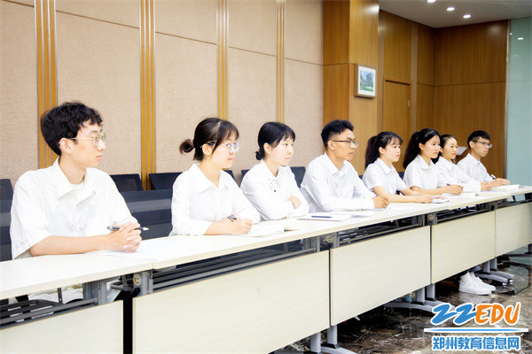 8实习教师们参会并认真聆听