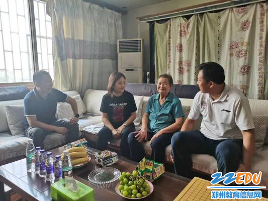 4.郑州八中副校长雷炀一行看望退休教师易德琼