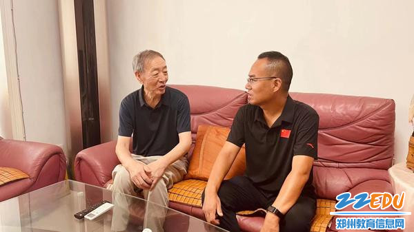 2.郑州八中党委副书记郭晓军看望退休教师陈伯明