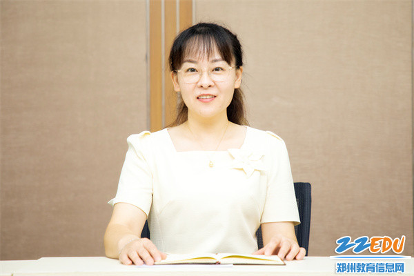 2教科室主任姜春春主持欢迎会