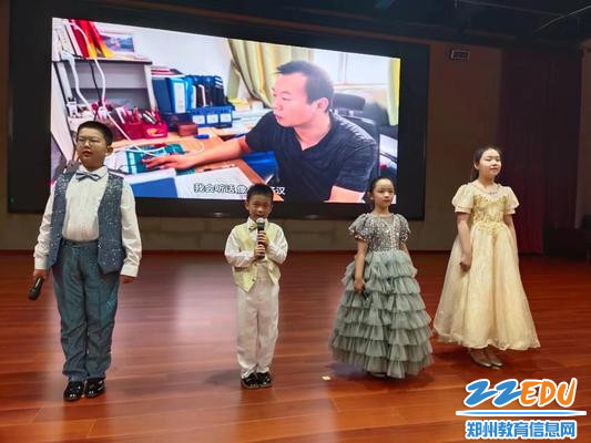 教工子女代表演唱《天之大》