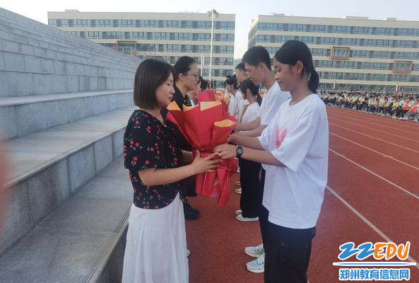 向老师献花
