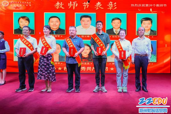 3.校领导为优秀共产党员颁发荣誉证书并合影留念